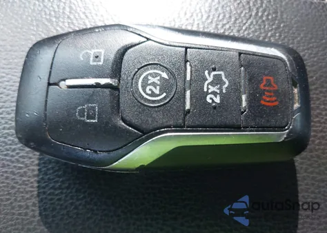 2014 Ford Fusion Energi Titanium z USA, uszkodzony, nr VIN 3FA6P0SU6ER382621